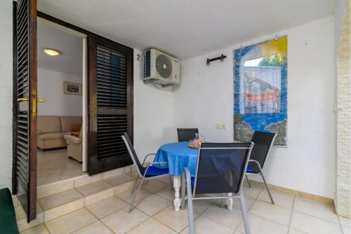 comedor con mesa azul y sillas en Apartments with a parking space Kavran, Marcana - 14109, en Kavran