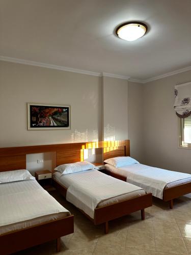 sypialnia z 2 łóżkami i sufitem z oświetleniem w obiekcie AMI apartament we Wlorze