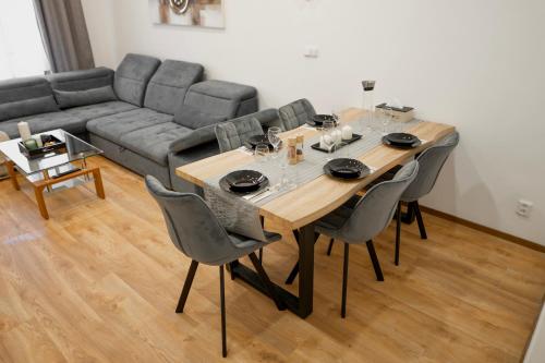 - une salle à manger avec une table et un canapé dans l'établissement Vila Antonio, à Prague