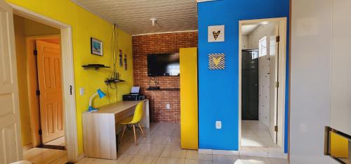 um quarto com uma parede azul e amarela em Canto da Lua em Lençóis