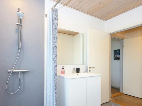 y baño con lavabo blanco y ducha. en Holiday home Harboøre XXXV en Harboør