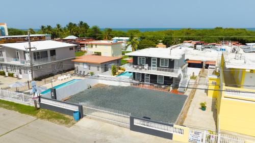 カボ・ロホにあるR&V Combate Beach House, 2nd Floor with Poolのプール付きの家の頭上の景色