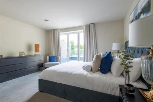 um quarto com uma cama grande e uma janela grande em 2BD, 2BA Urban Oasis em Chigwell