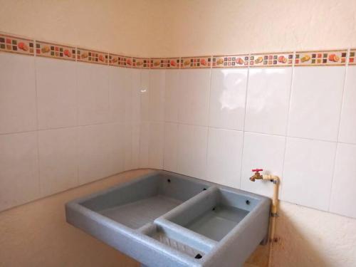 a bathroom with a bath tub in a room at Casa Caleta renta para Vacaciones a 10minplaya in Acapulco