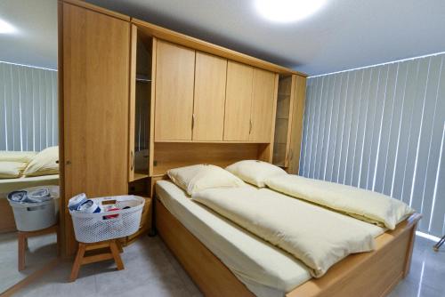 ein kleines Schlafzimmer mit einem Bett und einem Schrank in der Unterkunft Haus Nordseebrandung NC32 in Cuxhaven