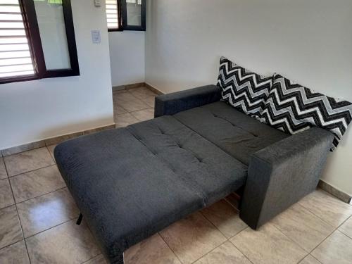 eine schwarze Couch in einem Zimmer in der Unterkunft Casa Costa Sur in Posadas