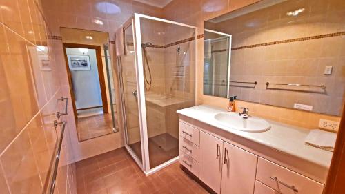 Koupelna v ubytování Captains on the Seafront - Winter Fire - stunning sea views- 4br 2bth - large waterfront
