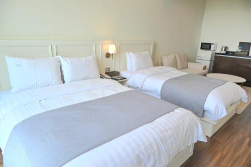 Una cama o camas en una habitación de Rich Hotel