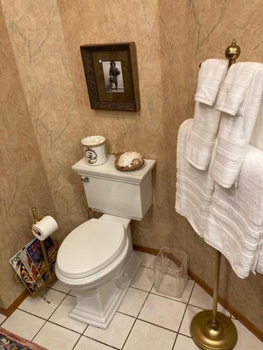 Bany a Yellowstone Cattle Baron EnSuite, Private Entrance & Parking - Prairie Rose B&B