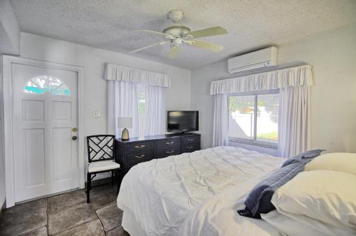 1 dormitorio con 1 cama y ventilador de techo en Gulfside Resort Unit 4, en St Pete Beach