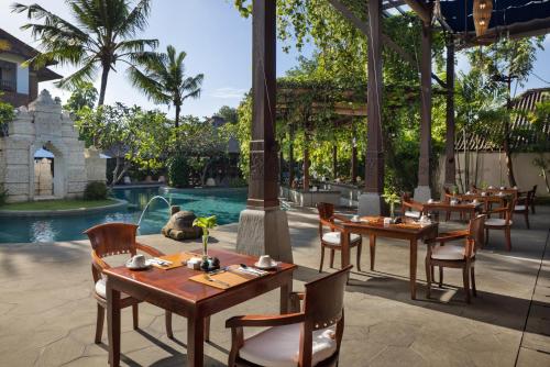 La alberca dentro o cerca de The Alantara Sanur