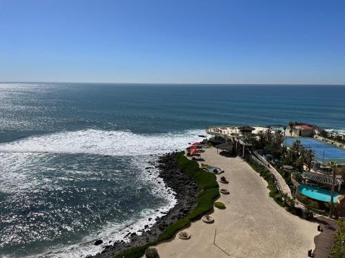 una vista aérea de la playa y del océano en Oceanview Condo Resort. Las Olas Grand Rosarito, en Divisadero
