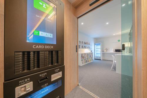 una stanza con una macchina per il peso della carta in una biblioteca di BY THS Shine Hotel Incheon a Siheung