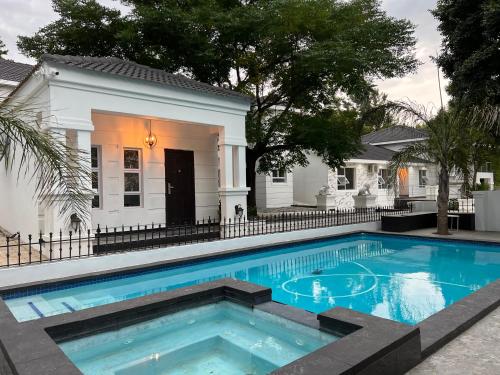 una piscina di fronte a una casa di 435 on vale boutique aparthotel a Johannesburg