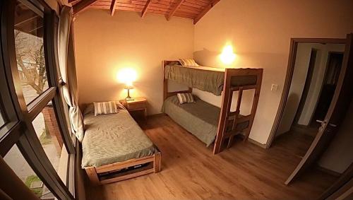 a small room with two bunk beds in it at Depto Elordi in San Martín de los Andes