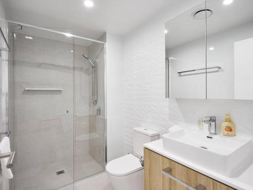 La salle de bains est pourvue d'une douche, de toilettes et d'un lavabo. dans l'établissement One Bedroom Apartment In center Surfers Paradise, à Gold Coast