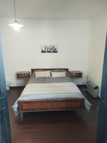 um quarto com uma cama grande num quarto em Bed & bikes Mendoza em Mendoza