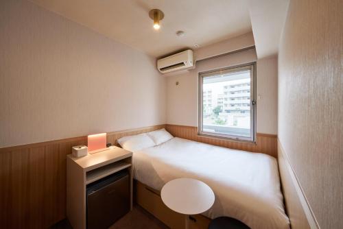 a small room with a bed and a window at ホテルレジデンス大橋会館 by Re-rent Residence in Tokyo