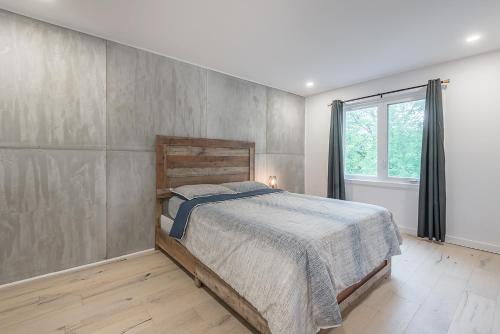 1 dormitorio con cama y ventana grande en FREE PARKING PRIME LOCATION NEW MODERN CONDO, en Brossard