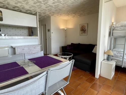 une cuisine et un salon avec une table et un canapé dans l'établissement Studio cabine avec parking, Canet-en-Roussillon - FR-1-748-2, à Canet