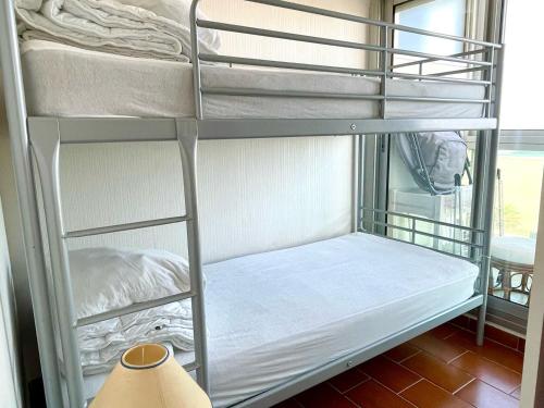 un lit superposé dans une chambre avec un lit superposé gmaxwell gmaxwell gmaxwell gmaxwell dans l'établissement Studio cabine avec parking, Canet-en-Roussillon - FR-1-748-2, à Canet