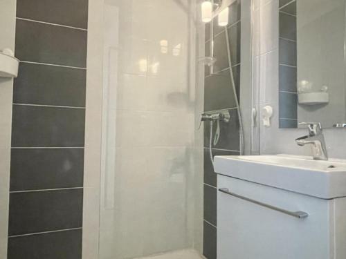 une salle de bain blanche avec une douche et un lavabo dans l'établissement Magnifique T2 climatisé avec terrasse à Canet-en-Roussillon - FR-1-748-7, à Canet