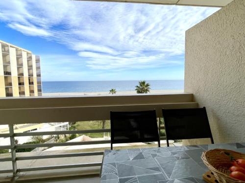 Appartement avec Piscine et Terrasse Proche Commerces - FR-1-748-15