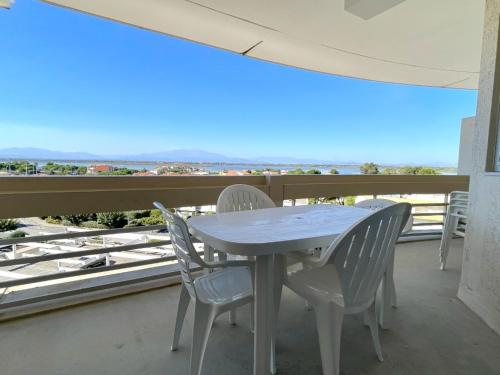 Photo de la galerie de l'établissement Appartement 2 chambres avec piscine et terrasse, à 50m de la plage - FR-1-748-9, à Canet