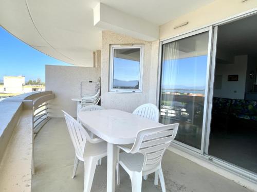 Photo de la galerie de l'établissement Appartement 2 chambres avec piscine et terrasse, à 50m de la plage - FR-1-748-9, à Canet