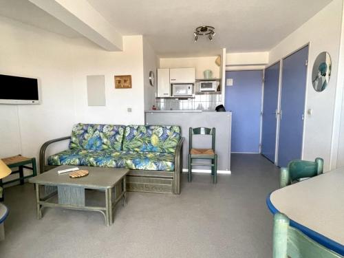 Photo de la galerie de l'établissement Appartement 2 chambres avec piscine et terrasse, à 50m de la plage - FR-1-748-9, à Canet