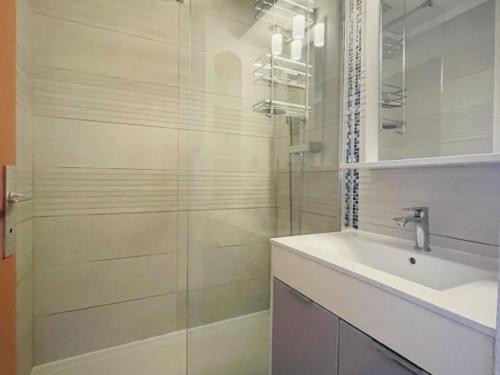 une salle de bain blanche avec un lavabo et une douche dans l'établissement Appartement 2 pièces avec parking, WIFI, et climatisation - FR-1-748-14, à Canet