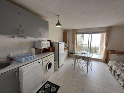 Il comprend une cuisine équipée d'un lave-linge et d'un sèche-linge. dans l'établissement T3 pour 4 pers. à 50m de la plage, parking privatif - FR-1-701-71, à Valras-Plage