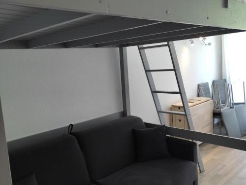 - un salon avec un canapé et une échelle dans l'établissement Studio au pied des pistes avec parking – 4 pers, 20m², Villard-de-Lans - FR-1-689-124, à Villard-de-Lans