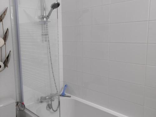une douche avec un pommeau de douche. dans l'établissement Studio au pied des pistes avec parking – 4 pers, 20m², Villard-de-Lans - FR-1-689-124, à Villard-de-Lans