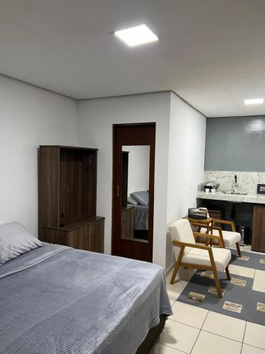 - une chambre avec un lit et une salle de bains pourvue d'un lavabo dans l'établissement Studio equipado centro, à São Lourenço da Serra