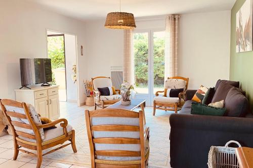 - un salon avec un canapé et des chaises dans l'établissement Cozy house with garden in La Teste-de-Buch, à La Teste-de-Buch