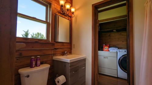 溫徹斯特的住宿－Modern Log House，一间带水槽和洗衣机的浴室