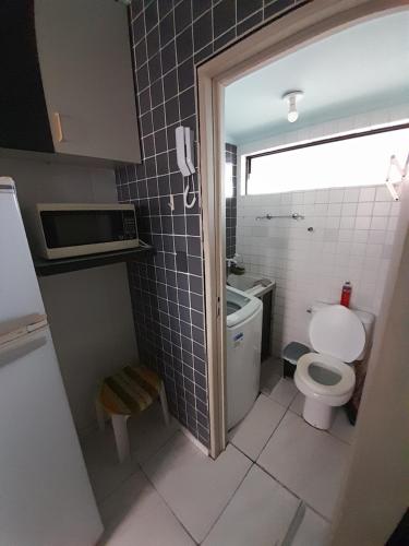 Baño pequeño con aseo y lavamanos en Apartamento dúplex em frente ao mar de Pajuçara en Maceió
