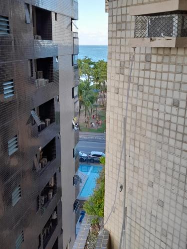 una vista aérea de un edificio y una piscina en Apartamento dúplex em frente ao mar de Pajuçara en Maceió