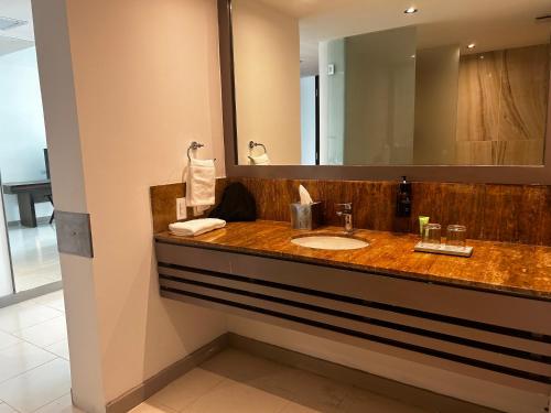 Un baño de Decapolis Hotel Panama City