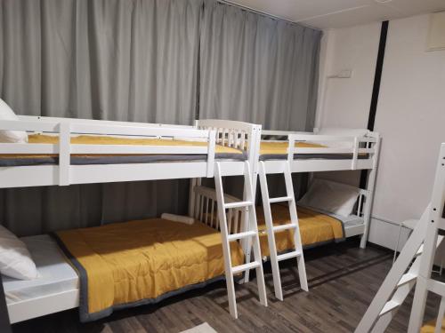 une chambre avec deux lits superposés dans une pièce dans l'établissement G FORTUNE GUEST HOUSE+, à George Town