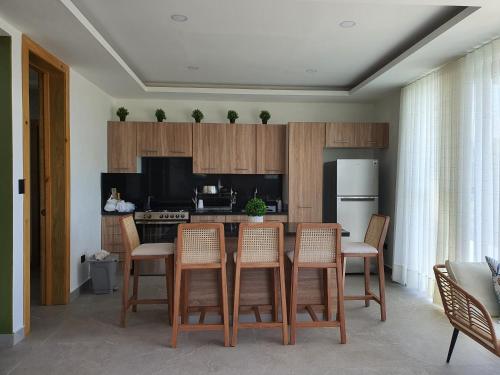 a kitchen with a table and chairs and a refrigerator at Villa en la montaña in Jarabacoa