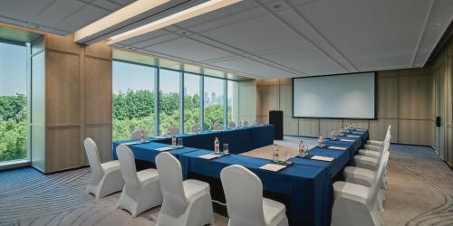 a conference room with a long table and chairs at Crowne Plaza Hangzhou Riverside by IHG in Hangzhou