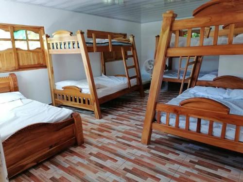 מיטה או מיטות קומותיים בחדר ב-Villa Jade - Santafe de Antioquia