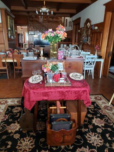 een tafel met een roze tafelkleed en bloemen erop bij Beatrice The Villa in Marion