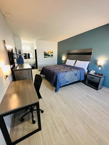 Ένα ή περισσότερα κρεβάτια σε δωμάτιο στο Crosby Travel Lodge and RV Park