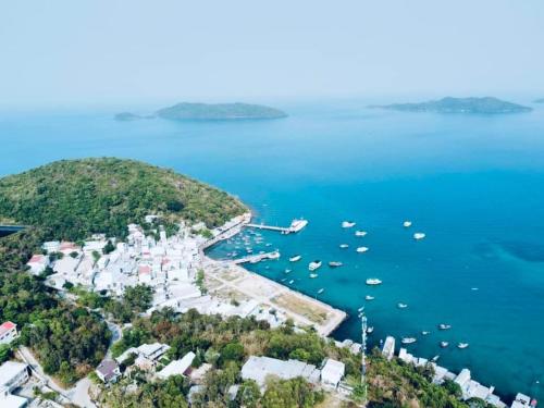 uma vista aérea de uma pequena ilha com barcos na água em Nam Du Travel em Nam Du