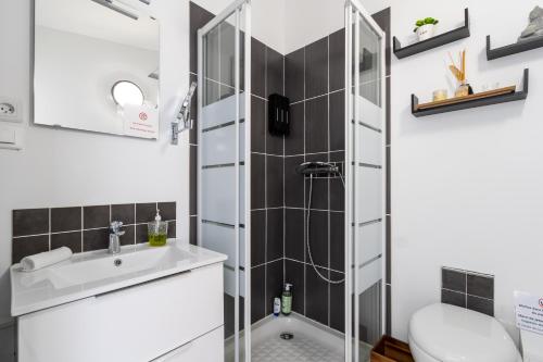 a bathroom with a shower and a sink at LES LODGES TAIZEN, séjour SPA- sans enfants in Saint-Cannat
