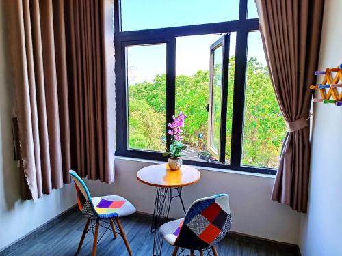 a table and chairs in a room with a window at MyTran Homestay-HauLoan in Quy Nhon