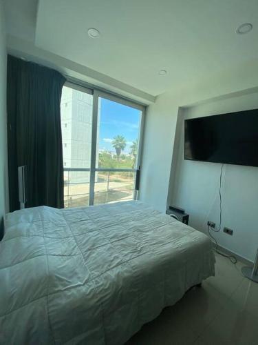 een slaapkamer met een groot bed en een groot raam bij Exclusivo departamento con todos los servicios in Humaya